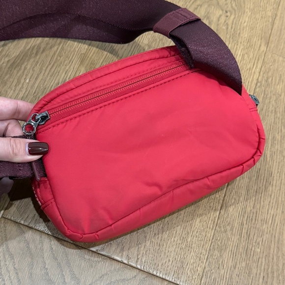 GUC Lululemon Team Canada Quilted Everywhere Belt Bag Crimson/Red Merlot - Picture 6 of 9